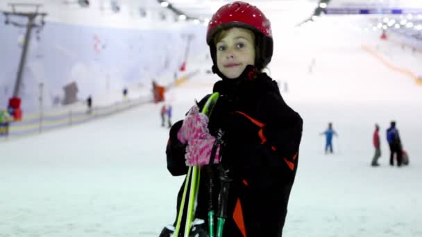 Girl stands with ski at background of snow slope and ropeway — Stock Video