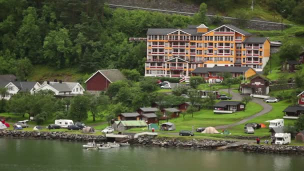 Grande Fjord Hotel in small coastal village among forest — Stock Video