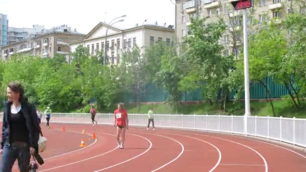 Sportowcy na torze stadionu olimpijskiego centrum — Wideo stockowe