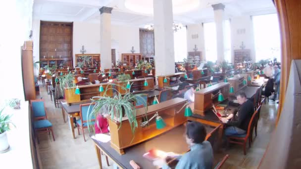 La gente se sienta en la biblioteca estatal en la sala de lectura — Vídeos de Stock