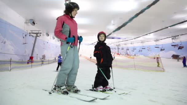 Mutter und Tochter stehen auf Ski und reden — Stockvideo