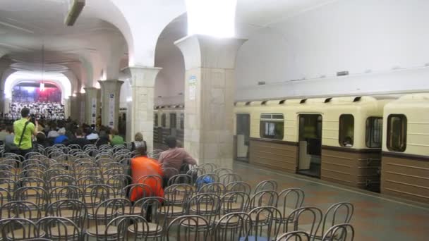 Chorus cantar em concerto no metrô na estação de metro Kropotkinskay — Vídeo de Stock