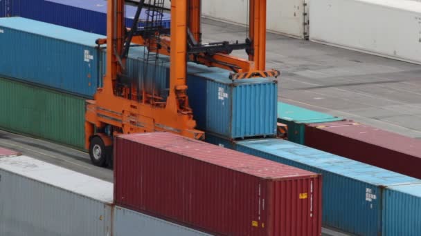 Reachstacker поднимает один из нескольких контейнеров в порту в день — стоковое видео
