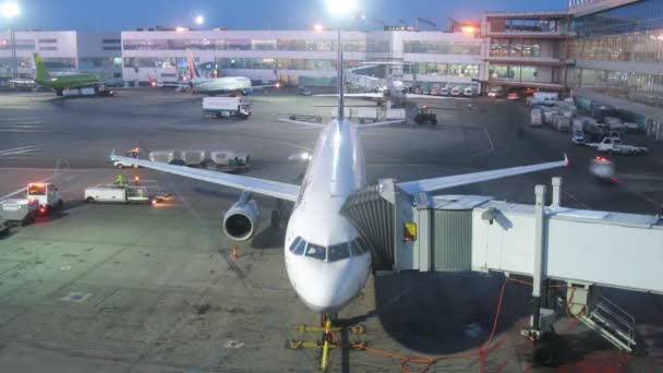 飞机在境内的莫杰多沃机场站在晚上 — 图库视频影像
