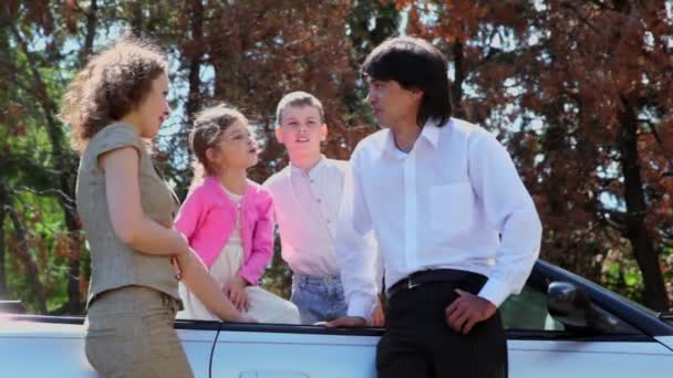 Les parents parlent avec leurs enfants dans le cabriolet à la journée ensoleillée d'été — Video