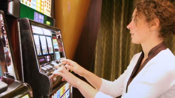 Женщина нажимает кнопки на игровом автомате и радуется призу — стоковое видео