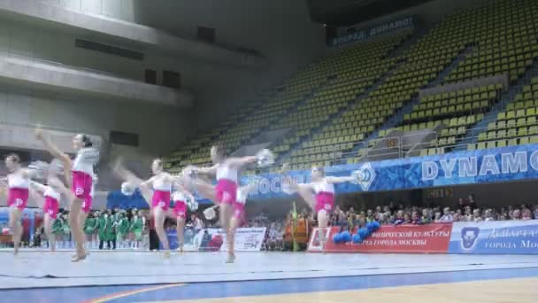 Tým účastní mistrovství na cheerleading — Stock video