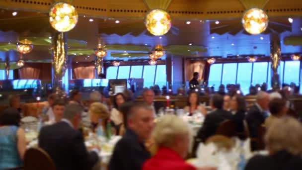 mnoho lidí sedět u stolu v restauraci na lodi během plavby