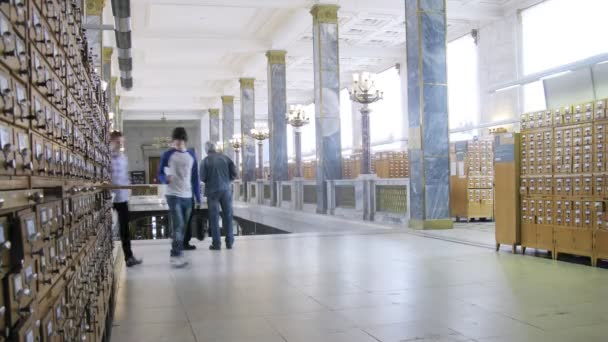 La gente va al lobby de la biblioteca estatal rusa de Lenin — Vídeo de stock