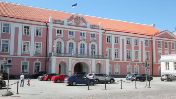 Grande Castelo de Toompea em Tallinn, com bandeira e estacionamento para carros — Vídeo de Stock