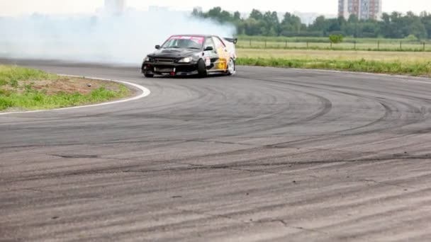 Two cars go nearby passing turn and leaving smoke trace — Stock Video