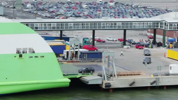 Paseo de automóviles a ferry en muelle con estacionamiento enorme — Vídeos de Stock