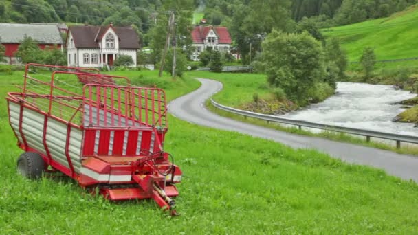 Telega poblíž silnice do vesnice mezi stromy u řeky — Stock video