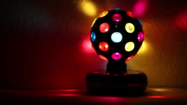 Electric light sphere spins and illuminate wall — Stock Video