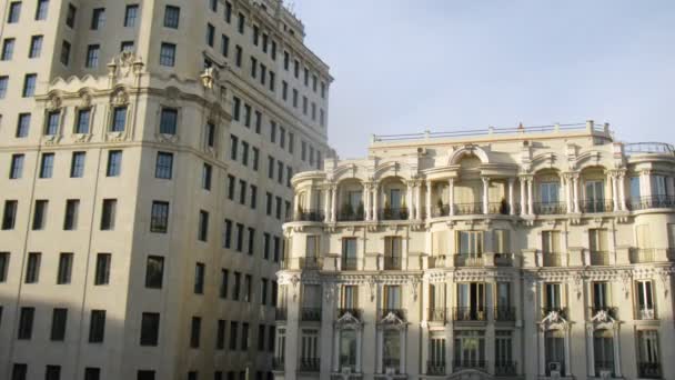 Building with columns and balconies stands against clouds — Stock Video