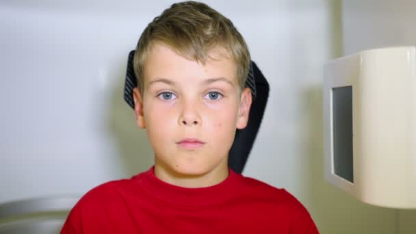 Gezicht van de jongen die in medische diagnostische apparatuur beweegt — Stockvideo