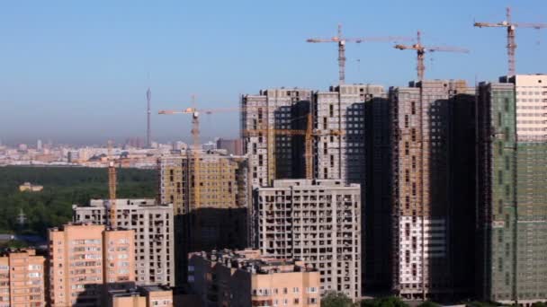 Byggarbetsplatsen av bostad på bakgrund av stadsbilden — Stockvideo