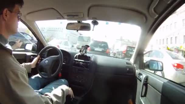L'uomo va in auto sulla strada delle città nel pomeriggio, time lapse — Video Stock