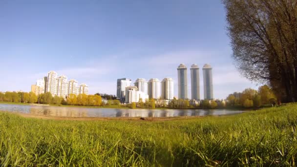 Propriedade de alojamento Vorobyovy Gorystands na margem do lago no pôr do sol — Vídeo de Stock