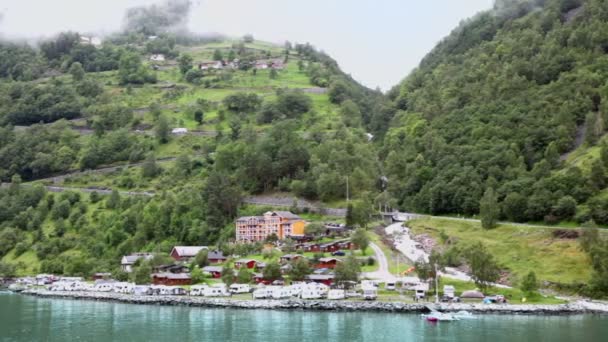 Grande Fjord Hotel na aldeia costeira sob montanha com estrada — Vídeo de Stock