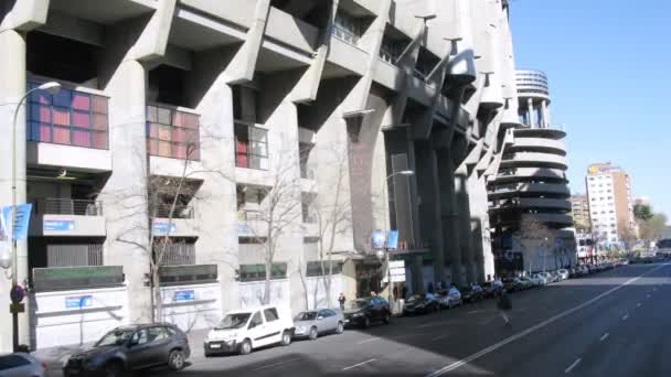 Bus fährt in der Nähe des Bernabeu-Stadions — Stockvideo