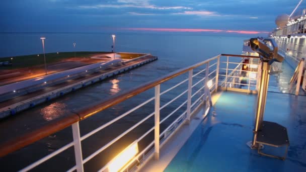 Mare e ponte di enorme fodera in ormeggio in banchina — Video Stock