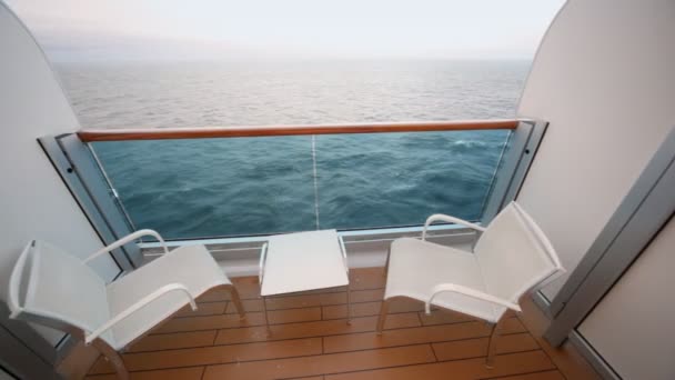 Balcón vacío de cabina de barco con vistas al mar, sillas y mesa — Vídeos de Stock