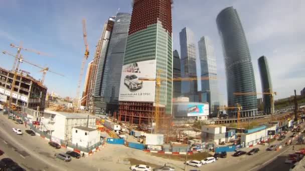 Grúas en el edificio del centro de negocios de la ciudad de Moscú — Vídeo de stock