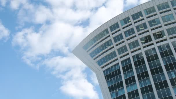 Centro comercial se levanta contra el cielo azul y las nubes, lapso de tiempo — Vídeo de stock