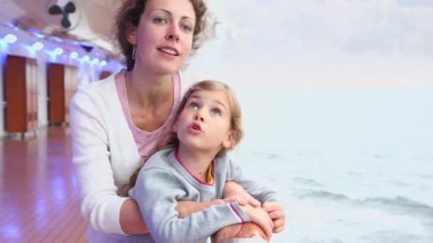 Mère avec fille debout sur le pont près de la clôture et regarder le paysage marin — Video