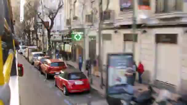 MBUS gaan in de buurt van trottoirs op welke mensen wandeling — Stockvideo