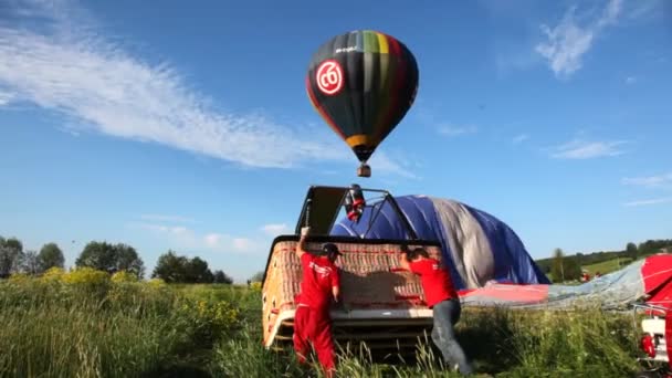 两名工作人员航空俱乐部的颠覆篮连接到气球 — 图库视频影像