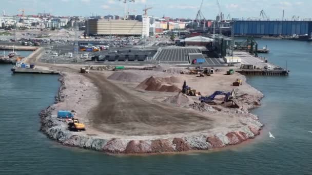 Vrachtwagens en kranen werk bij bouwplaats in de haven — Stockvideo