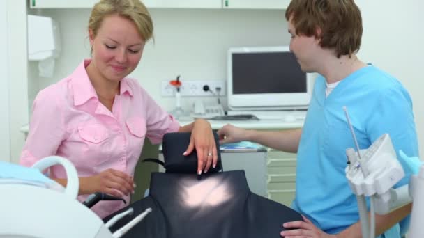 Doctor takes drilling machine and her assistant puts on mask — Stock Video