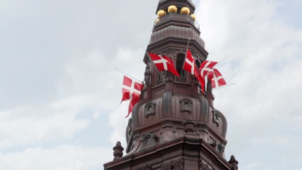 Christiansborg slot med skulpturer och fladdrande flaggor — Stockvideo