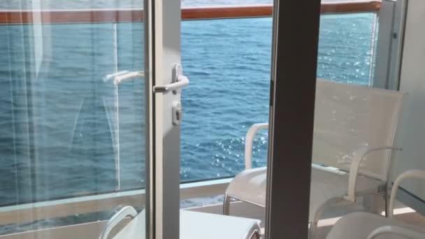 От двери до балкона с мебелью на судне, которое плавает в море — стоковое видео