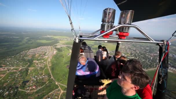 Ludzie latają w koszu balonów, badają krajobraz z wysokości — Wideo stockowe