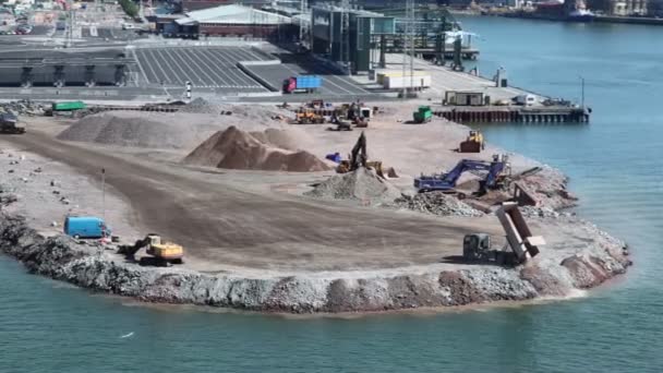 Descargas de camiones y trabajos de grúas en obra en puerto — Vídeo de stock