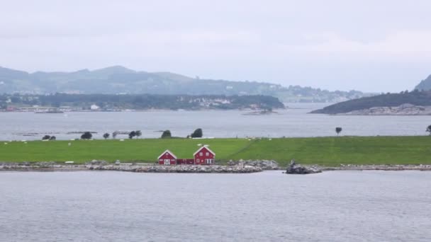 Két piros ház áll a Stavanger-öböl partján — Stock videók