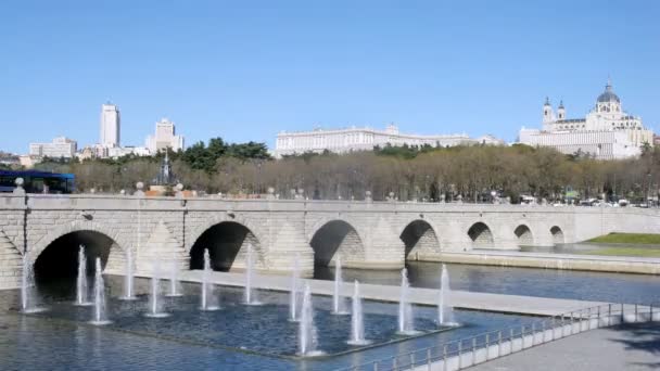 Bridge Puente de Segovia stands against Cathedral, time lapse — Stock Video