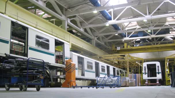 Neue Waggons stehen in der Werkstatt der Werksmetrowagonfabrik — Stockvideo