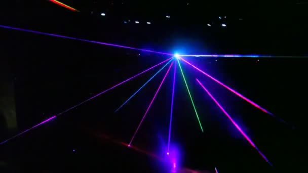 Laser show de raios multi-coloridos de luz no escuro na discoteca — Vídeo de Stock