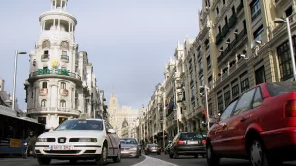 Auto's gaan snel op snelweg langs metropool hotel — Stockvideo