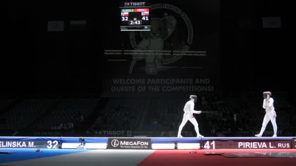 Pirieva and Jelinska compete on championship of world in fencing — Stock Video
