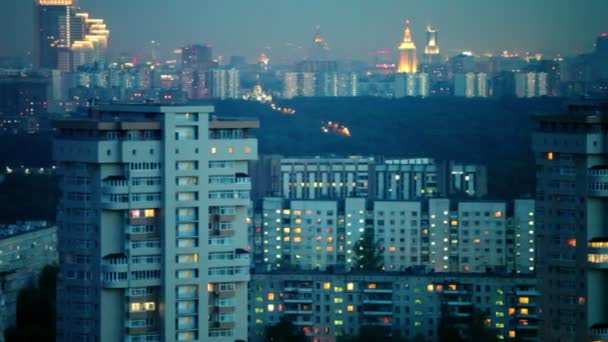 Панорама вечернего городского пейзажа с освещением, показанная в движении — стоковое видео