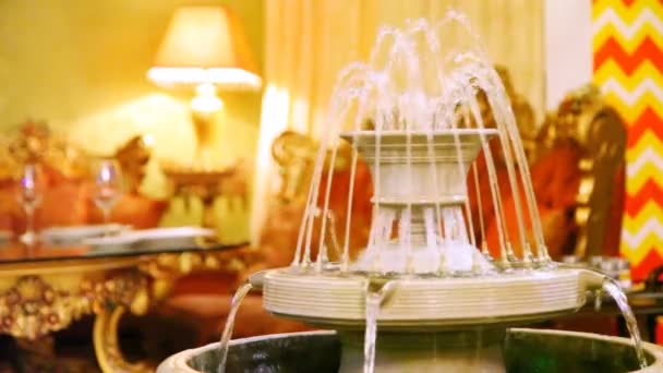 Роскошный дизайн интерьера дополняет фонтан в зале ресторана — стоковое видео