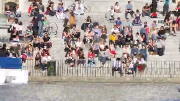 As pessoas se sentam nas escadas no fundo do monumento a Afonso XII — Vídeo de Stock