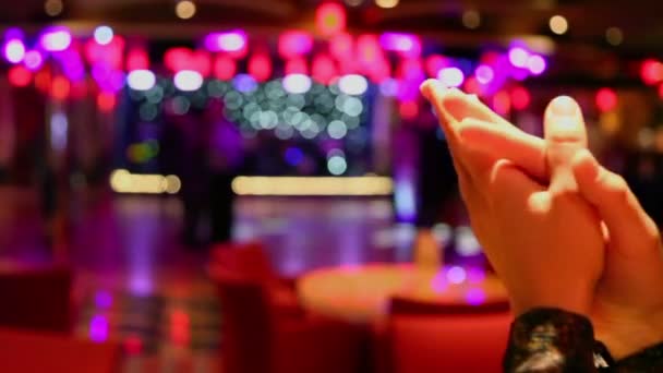 Руки хлопают крупным планом в зале с людьми, которые танцуют парами — стоковое видео