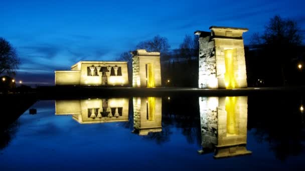 Templo Debot fica na luz da iluminação contra o céu noturno — Vídeo de Stock