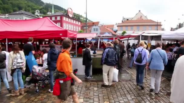 Mucha gente camina por el mercado en el día de primavera — Vídeos de Stock